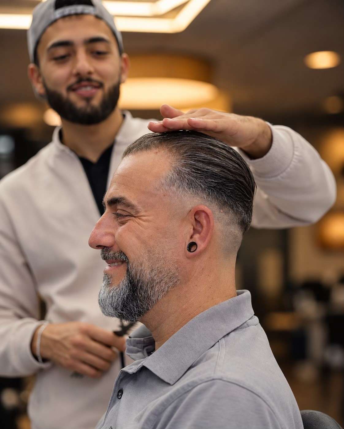 Barber van City Style Barbershop in Valkenswaard met een tevreden klant met kort grijs haar en verzorgde baard