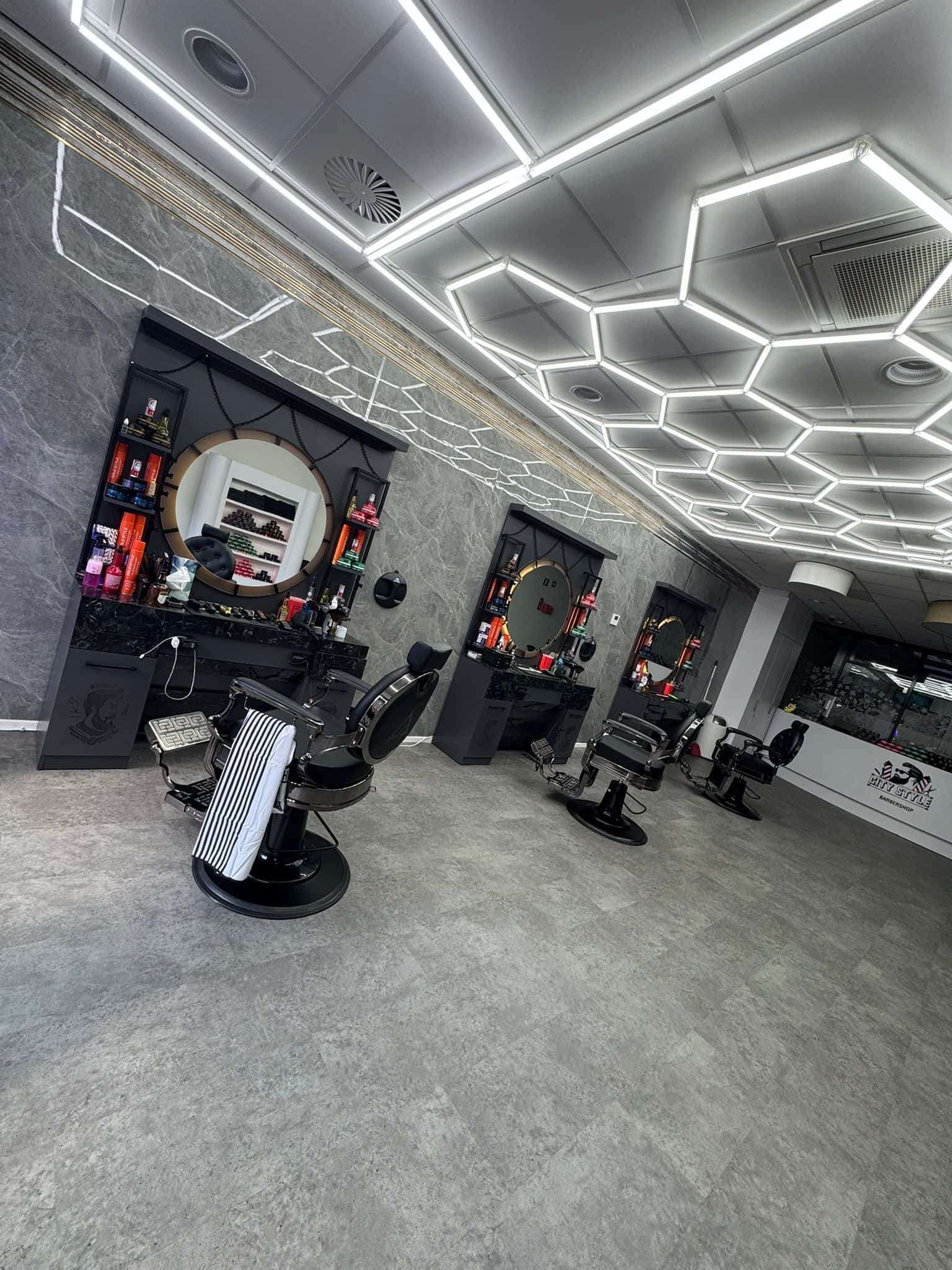 Interieur van City Style Barbershop aan de Promenade 23 in Valkenswaard, met barberstoelen en zeshoekige plafondverlichting